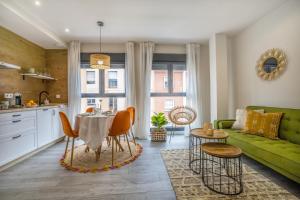 科尔多瓦Costasol33 Aptos的客厅配有桌子和绿色沙发