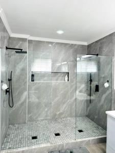 金斯敦Ridge View的浴室里设有玻璃门淋浴