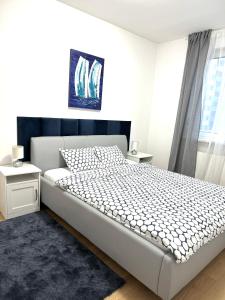 萨格勒布Ocean Apartment的卧室配有白色的床和窗户。