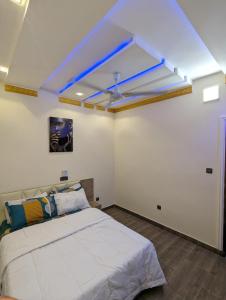TokpaQuim House的卧室配有白色的床和蓝色的天花板