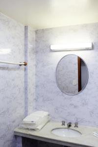 乌贝兰迪亚Days inn by Wyndham Uberlândia的一间带水槽和镜子的浴室