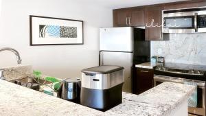 檀香山Blue Paradise Suite Free Parking的厨房配有冰箱和台面