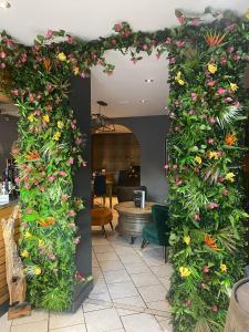 亨伯河畔巴顿Imaginarium restaurant的花草覆盖的拱形