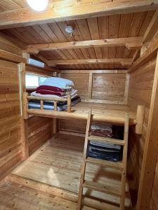 那须盐原市Nasu Takahara Auto Campsite - Vacation STAY 42066v的小木屋内带两张双层床的桑拿浴室