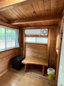 那须盐原市Nasu Takahara Auto Campsite - Vacation STAY 42066v的一个小房间,在一个小房子里设有长凳