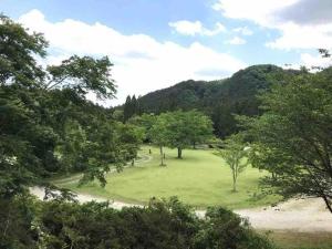 那须盐原市Nasu Takahara Auto Campsite - Vacation STAY 42066v的绿地,有树木和山脉