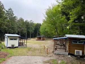 那须盐原市Nasu Takahara Auto Campsite - Vacation STAY 42066v的一群树丛中的小屋