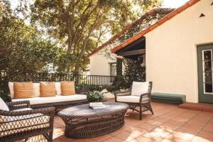 圣巴巴拉El Encanto, A Belmond Hotel, Santa Barbara的庭院设有藤椅和沙发