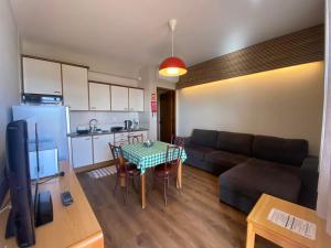 奥尔塔圣若昂公寓的客厅配有沙发和桌子