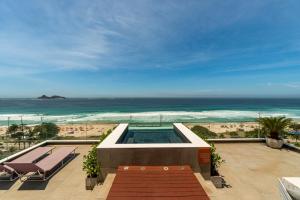 里约热内卢Lifestyle Laghetto Collection的一座带游泳池和海滩的建筑