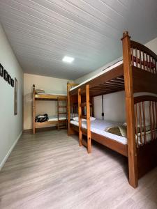 库里提巴Social Hostel Café e Bar的一间卧室设有两张双层床和天花板
