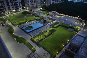 KharadiNiva Stays Riverside 1的享有花园空中和游泳池的景致
