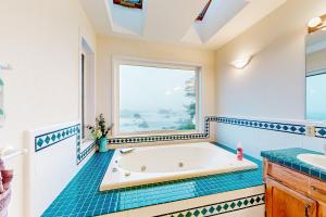 新奥尔良市Pebble Beach Bliss的带浴缸和窗户的浴室