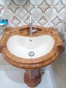 西里古里Areca Holiday Apartment的浴室设有木水槽。