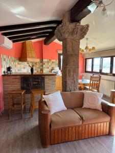 贝拉德蒙凯奥El Rincon del Moncayo的带沙发的客厅和厨房