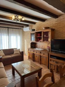贝拉德蒙凯奥El Rincon del Moncayo的带沙发和电视的客厅