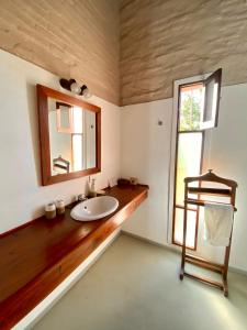 梅塞德斯Casa en Haras Bettina的一间带水槽和镜子的浴室以及窗户。