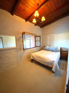 梅塞德斯Casa en Haras Bettina的一间卧室设有一张床和一个窗口