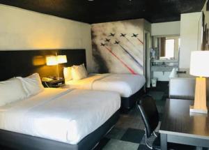 尼斯维尔埃格林空军基地品质酒店的两间带两张床的酒店客房