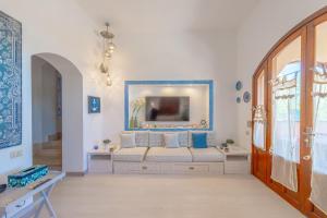 赫尔格达El Gouna Rihana House sea view的带沙发和镜子的客厅
