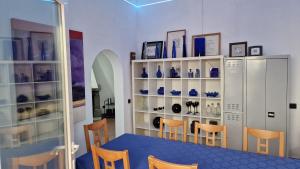 摩亚Casa Azuaje的配有桌椅和蓝色花瓶的房间