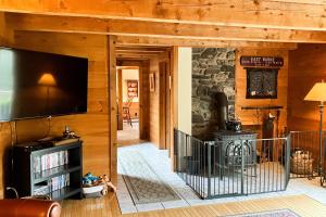 East BurkePeaceful Mountain Delight的客厅设有壁炉和平面电视。