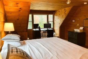 East BurkePeaceful Mountain Delight的一间卧室配有一张床、一张书桌和一个窗户。