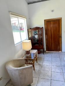 埃尔巴列德安通Casa Naturaleza的客厅配有椅子、桌子和窗户