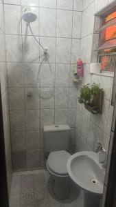 圣保罗Edícula tranquila e bem localizada no Butantã的带淋浴、卫生间和盥洗盆的浴室