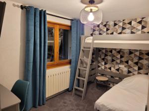 沙泰勒贝拉普酒店的一间卧室配有一张双层床和梯子