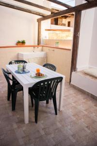 莱万佐Casa del Nostromo的带厨房的客房内的白色桌椅