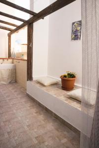 莱万佐Casa del Nostromo的带浴缸和一盆鲜花的浴室