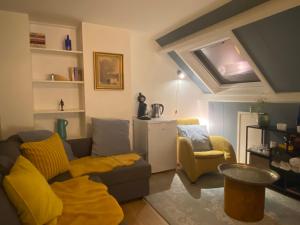 阿纳姆Bed and breakfast Carma Arnhem的带沙发和黄色毯子的客厅