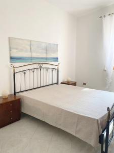 莱万佐Casa del Nostromo的一间卧室设有一张大床,享有海景