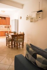 莱万佐Casa del Nostromo的厨房以及带桌椅的用餐室。