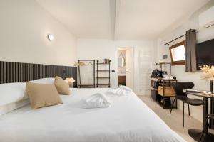 塞斯托-菲奥伦蒂诺La casetta di Grace的卧室配有一张白色大床和一张书桌