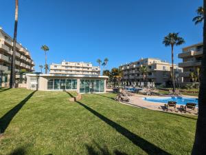 波尔蒂芒VilaDplaza by JohnVillas的一座带游泳池和棕榈树的度假建筑
