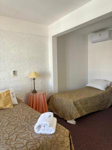 埃斯特角城Bagu Villa de Mar的酒店客房,设有两张床和一盏灯