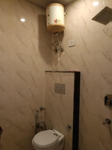 新德里Hotel Tej Plaza Near IGI Airport的一间带卫生间和水箱的浴室