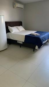 大坎皮纳Flat Mobiliado em excelente localização的一间卧室配有一张带蓝色毯子的床