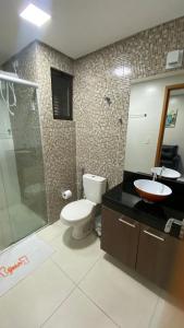 大坎皮纳Flat Mobiliado em excelente localização的浴室配有卫生间、盥洗盆和淋浴。