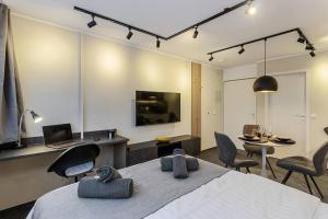 凯撒斯劳滕Appartement für 2 - WLAN - Parkplatz - Homeoffice的卧室配有一张床和一张桌子及椅子