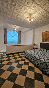 埃雷迪亚巴利亚多利德酒店的一间卧室配有一张床,铺有一个 ⁇ 板地板