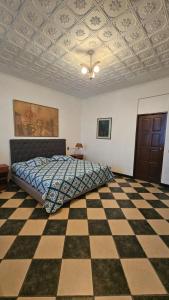 埃雷迪亚巴利亚多利德酒店的一间卧室配有一张床,铺有一个 ⁇ 板地板