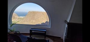 摩亚Casa Azuaje的客房设有海景窗户。