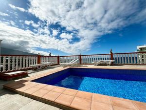 拉克鲁斯Ocean Breeze Oasis in Puerto de la Cruz的房屋甲板上的游泳池