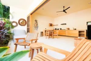 埃斯孔迪多港Casa Borka的一个带椅子的开放式客厅和厨房