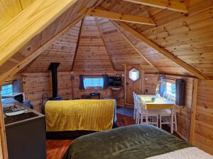 LudchurchThe Hive - Unique log cabin with wood burning stove的小木屋设有厨房和用餐室