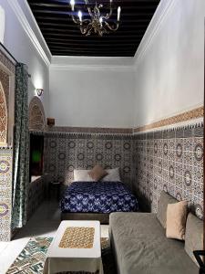 拉巴特Riad Palais D'Or的一间卧室配有一张床和一张沙发
