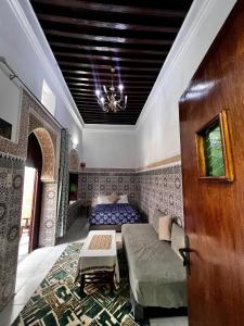 拉巴特Riad Palais D'Or的卧室配有一张床和一张桌子